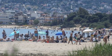 Τα μπάνια «νίκησαν» τον κορονοϊό: Γέμισαν οι παραλίες της Αττικής (βίντεο)
