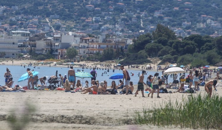 Τα μπάνια «νίκησαν» τον κορονοϊό: Γέμισαν οι παραλίες της Αττικής (βίντεο)