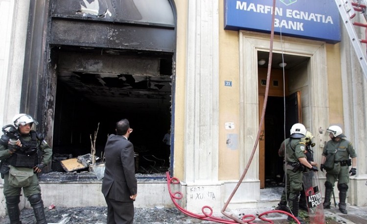 Marfin: Σήμερα ο εντοιχισμός πλακέτας στη μνήμη των θυμάτων στο χώρο της τραγωδίας (φωτο)