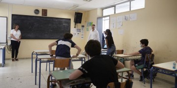 Πρώτη μέρα, ξανά, στα θρανία οι μαθητές Γυμνασίου, Α' και Β' Λυκείου