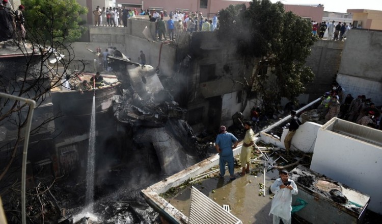 Πακιστάν: Το αεροπορικό δυστύχημα με τους 97 νεκρούς οφείλεται στον… κορονοϊό