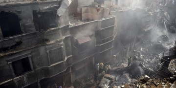 Συντριβή αεροπλάνου στο Πακιστάν: Τουλάχιστον ένας επιζών, SOS είχε εκπέμψει το Airbus (φωτο, βίντεο)