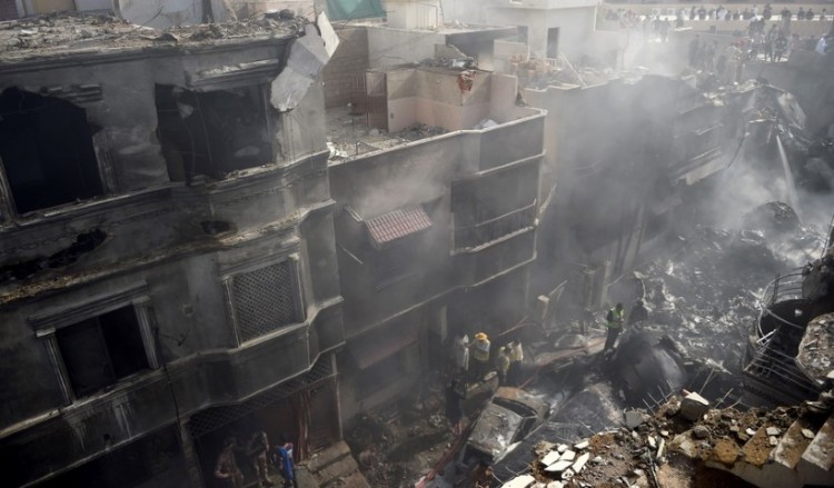 Συντριβή αεροπλάνου στο Πακιστάν: Τουλάχιστον ένας επιζών, SOS είχε εκπέμψει το Airbus (φωτο, βίντεο)