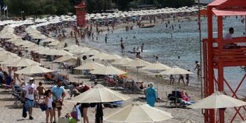 Ο καύσωνας έστειλε την Ελλάδα στις παραλίες (φωτο)