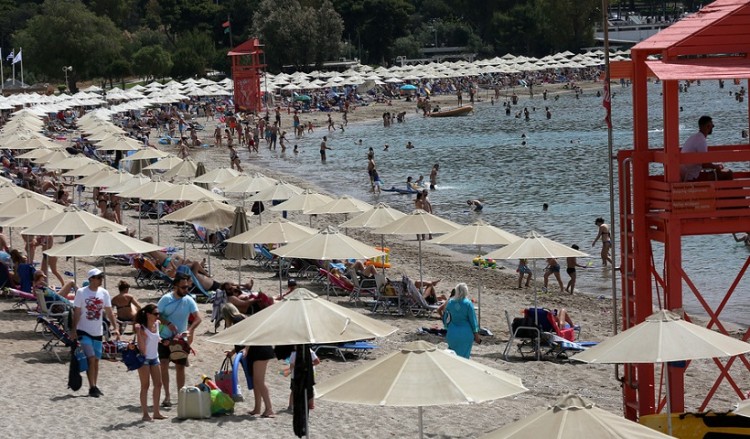 Ο καύσωνας έστειλε την Ελλάδα στις παραλίες (φωτο)