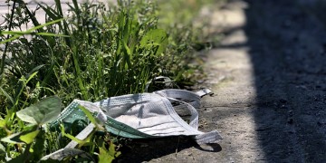 Ιταλία-κορονοϊός: Πρόστιμο μέχρι 500 ευρώ για μάσκες πεταμένες εκτός κάδων