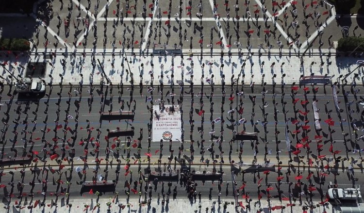 Εργατική Πρωτομαγιά 2020 με... αποστάσεις στο Σύνταγμα (βίντεο)