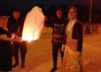 Γέμισε φαναράκια ο νυχτερινός ουρανός της Πτολεμαΐδας στη μνήμη των θυμάτων της Γενοκτονίας των Ποντίων (βίντεο)