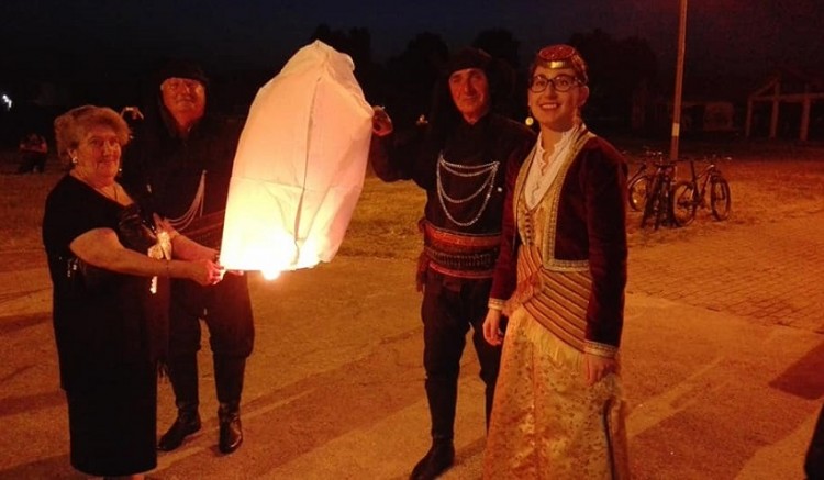 Γέμισε φαναράκια ο νυχτερινός ουρανός της Πτολεμαΐδας στη μνήμη των θυμάτων της Γενοκτονίας των Ποντίων (βίντεο)