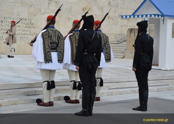 Συμβαίνει τώρα: Αλλαγή φρουράς με Πόντιους Εύζωνες στο Σύνταγμα