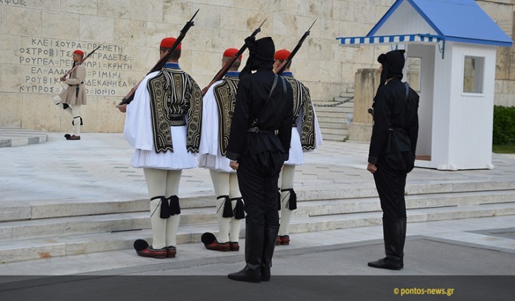 Συμβαίνει τώρα: Αλλαγή φρουράς με Πόντιους Εύζωνες στο Σύνταγμα