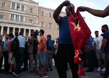 Έκαψαν τη σημαία της Τουρκίας στο Σύνταγμα, κατά την εκδήλωση για τη Γενοκτονία των Ποντίων (φωτο)
