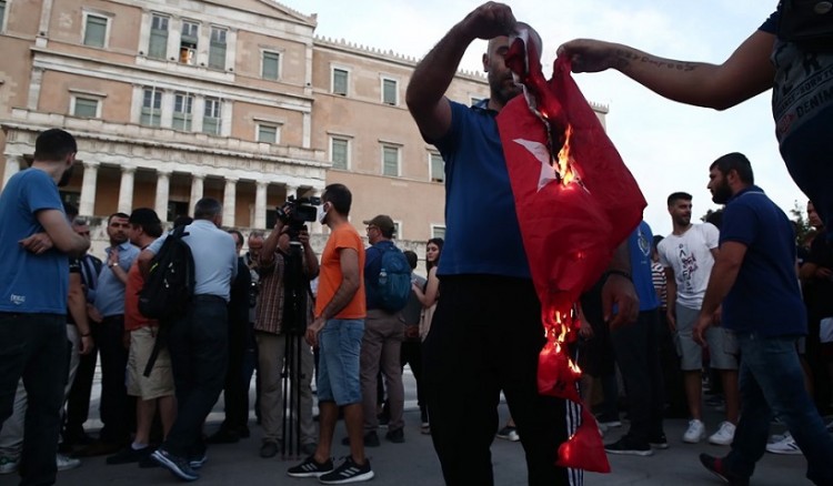 Έκαψαν τη σημαία της Τουρκίας στο Σύνταγμα, κατά την εκδήλωση για τη Γενοκτονία των Ποντίων (φωτο)