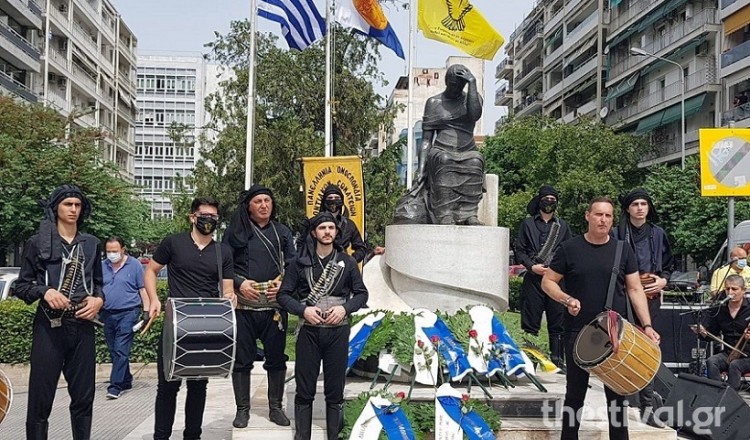 Συγκίνηση, κόκκινα τριαντάφυλλα και μάσκες στην εκδήλωση της ΠΟΠΣ για τα 101 χρόνια από τη Γενοκτονία των Ποντίων (βίντεο)