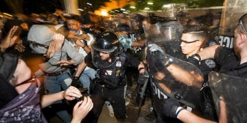 ΗΠΑ: Διαδήλωση και συγκρούσεις μπροστά από τον Λευκό Οίκο για τον Τζορτζ Φλόιντ