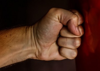 Πλήθυναν οι καταγγελίες για ενδοοικογενειακή βία τον Απρίλιο, μεσούσης της πανδημίας