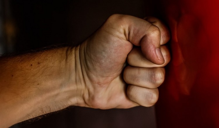 Πλήθυναν οι καταγγελίες για ενδοοικογενειακή βία τον Απρίλιο, μεσούσης της πανδημίας