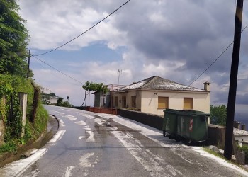 Σφοδρή κακοκαιρία με βροχή, χαλάζι και... χιόνι σαρώνει το Βόλο (βίντεο)