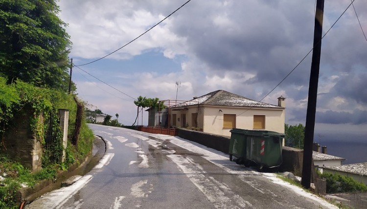 Σφοδρή κακοκαιρία με βροχή, χαλάζι και... χιόνι σαρώνει το Βόλο (βίντεο)
