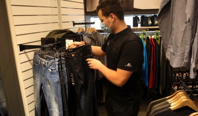 Επαναλειτουργούν από σήμερα 66.010 επιχειρήσεις – «Ποδαρικό» στα σχολεία οι μαθητές της Γ΄ Λυκείου