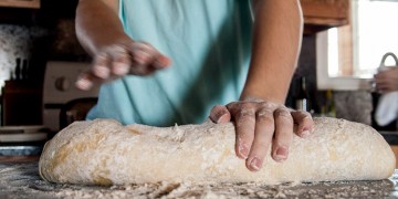 Καραντίνα: Ζυμάρι και ψωμί «ξύπνησαν» γευστικές αναμνήσεις