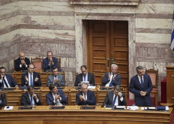 Σύγκρουση Μητσοτάκη-Τσίπρα στη Βουλή με φόντο την οικονομία (live)