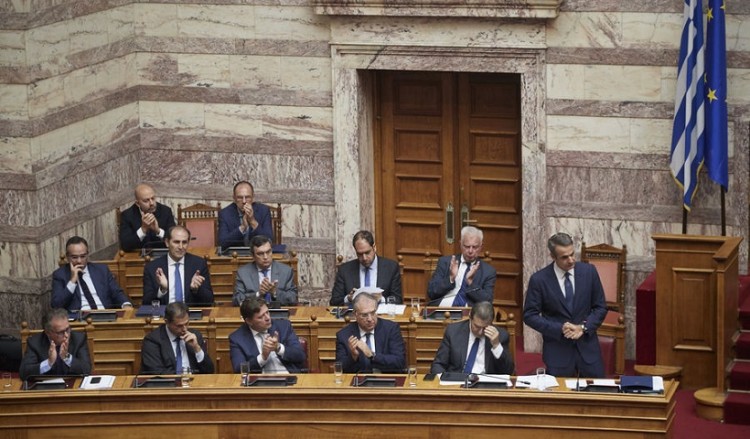 Σύγκρουση Μητσοτάκη-Τσίπρα στη Βουλή με φόντο την οικονομία (live)