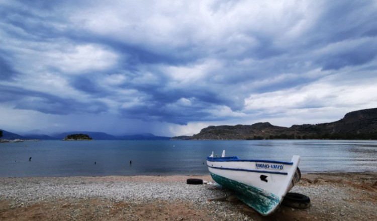 Δεκαπενταύγουστος με κακοκαιρία στα βόρεια, ζέστη στα δυτικά και νότια