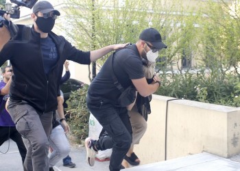 Επίθεση με βιτριόλι: Νύχια και μαλλιά το άλλοθι της 35χρονης