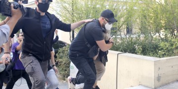 Επίθεση με βιτριόλι: Νύχια και μαλλιά το άλλοθι της 35χρονης