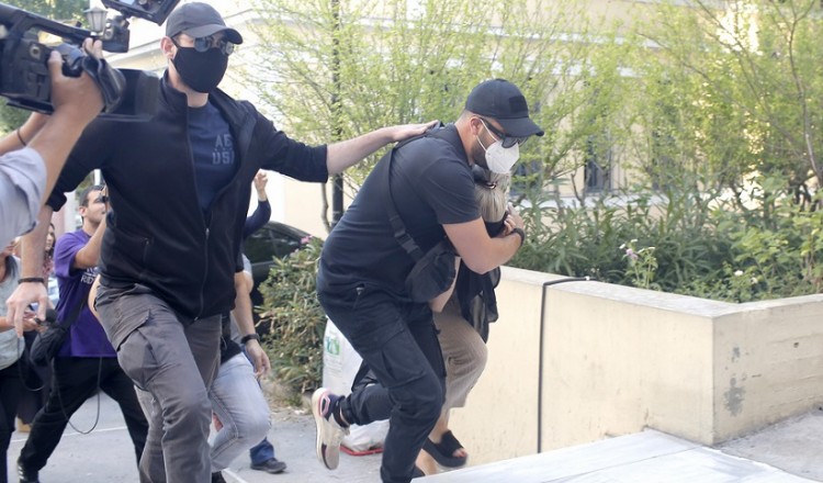 Επίθεση με βιτριόλι: Νύχια και μαλλιά το άλλοθι της 35χρονης