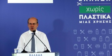 Τέλος στα πλαστικά μιας χρήσης σε έναν χρόνο – Τι θα απαγορευτεί