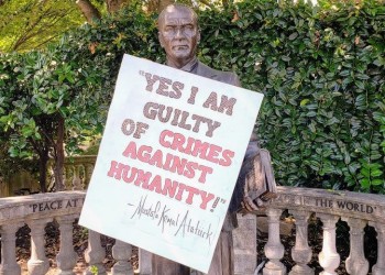 «Βανδάλισε» άγαλμα του Μουσταφά Κεμάλ στις ΗΠΑ με πινακίδα για τα εγκλήματά του