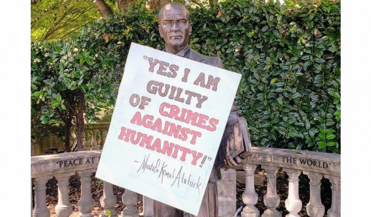 «Βανδάλισε» άγαλμα του Μουσταφά Κεμάλ στις ΗΠΑ με πινακίδα για τα εγκλήματά του