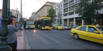 Οι νέες τιμές σε ΜΜΜ, ΚΤΕΛ και ταξί λόγω της μείωσης του ΦΠΑ