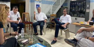 Ομάδα ατόμων επιτέθηκαν στον Κώστα Μπακογιάννη στην πλατεία Αγίου Παύλου