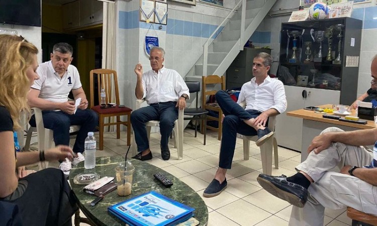 Ομάδα ατόμων επιτέθηκαν στον Κώστα Μπακογιάννη στην πλατεία Αγίου Παύλου