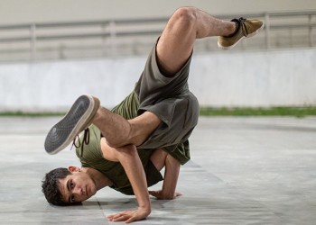 Θεσσαλονίκη: Breakdance στη «σκιά» των αγαλμάτων (φωτο)