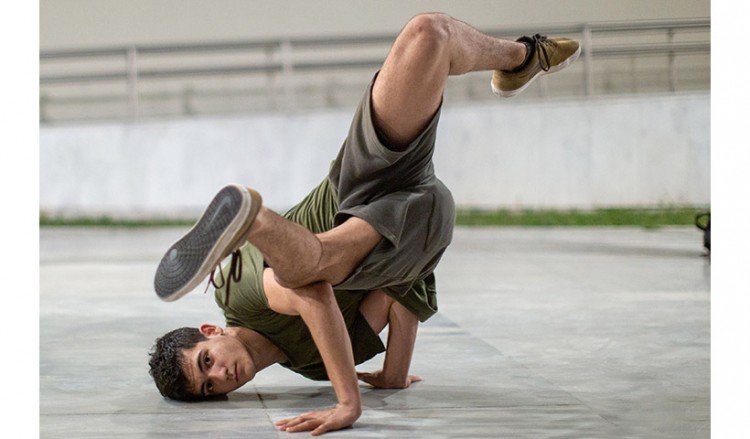 Θεσσαλονίκη: Breakdance στη «σκιά» των αγαλμάτων (φωτο)