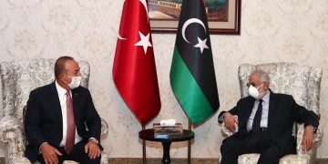 Αιφνιδιαστική επίσκεψη Τσαβούσογλου στη Λιβύη – Ποιοι τον συνόδευαν