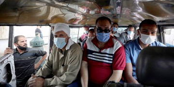 Αίγυπτος: Αφαίρεση άδειας κυκλοφορίας από οδηγούς λεωφορείων που δεν φορούν μάσκα