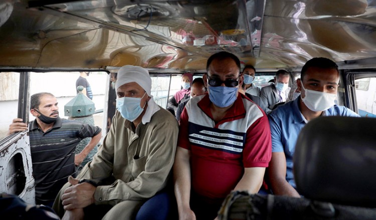 Αίγυπτος: Αφαίρεση άδειας κυκλοφορίας από οδηγούς λεωφορείων που δεν φορούν μάσκα