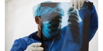 Ρεκόρ κρουσμάτων κορονοϊού σε Αθήνα και Θεσσαλονίκη