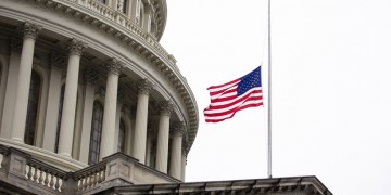 Ο Τραμπ χάνει-κερδίζει, αλλά εμάς τι μας νοιάζει