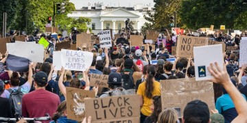 Τζορτζ Φλόιντ: Διαδηλωτές ξανά έξω από τον Λευκό Οίκο – Δυνάμεις του στρατού μεταφέρθηκαν στην περιοχή της Ουάσινγκτον