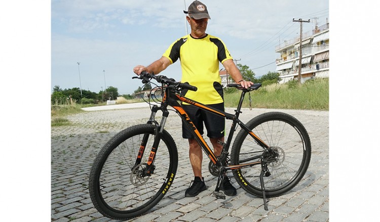 Δράμα: 75χρονος διανύει πάνω από 100 χιλιόμετρα τη μέρα με το ποδήλατό του!