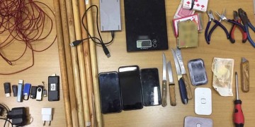 Μαχαίρια, ρόπαλα, κινητά βρέθηκαν σε κελιά στις φυλακές Κορυδαλλού