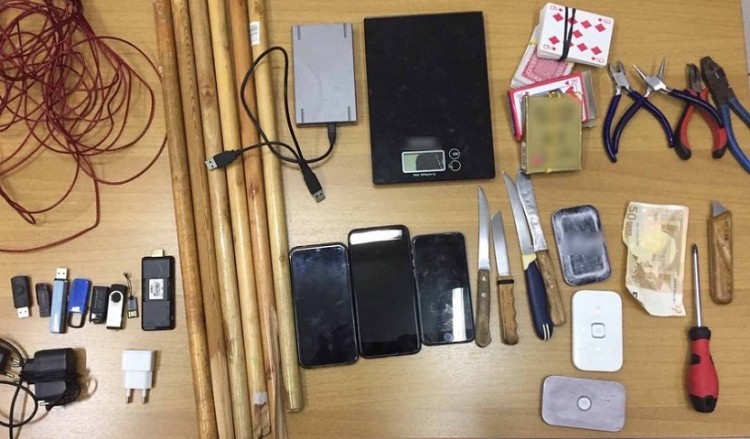 Μαχαίρια, ρόπαλα, κινητά βρέθηκαν σε κελιά στις φυλακές Κορυδαλλού