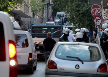 Εξάρχεια: Κράνη, κοντάρια και μπουκάλια σε κτήρια που εκκένωσε η ΕΛΑΣ (φωτο)