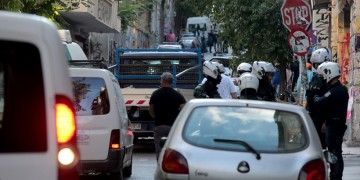 Εξάρχεια: Κράνη, κοντάρια και μπουκάλια σε κτήρια που εκκένωσε η ΕΛΑΣ (φωτο)